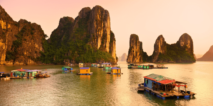 Menjelajahi Desa Nelayan Apung, Kehidupan Unik di Atas Air