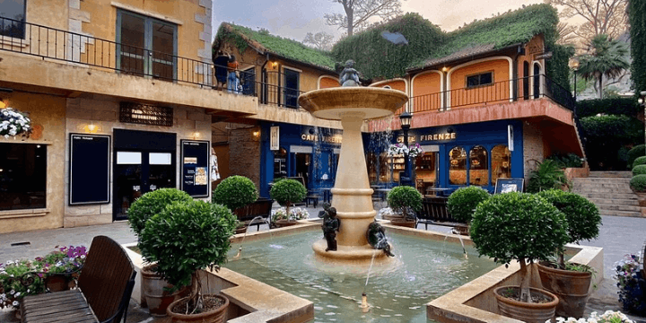 Pengalaman Menginap, Tidur di Kastel atau Tenda Mewah