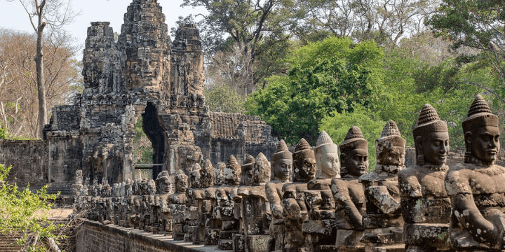 Candi Bayon, Misteri Seribu Wajah di Pusat Kota