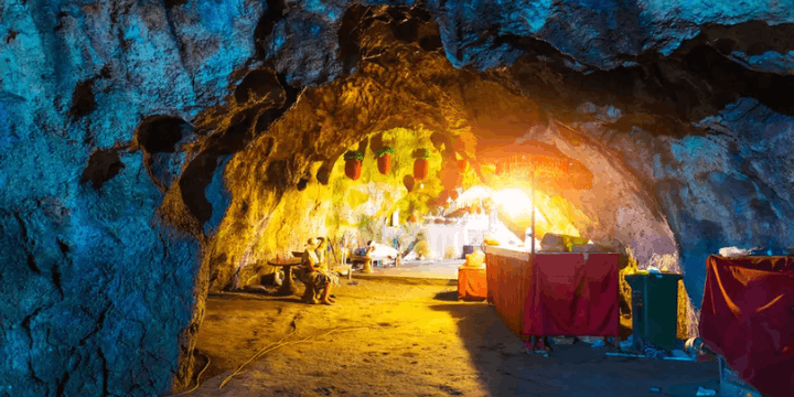 Mengintip Sisi Spiritual di Pura Goa Giri Putri