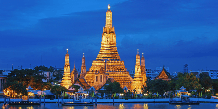 Pesona Arsitektur Wat Arun, Detail Porcelan yang Memikat