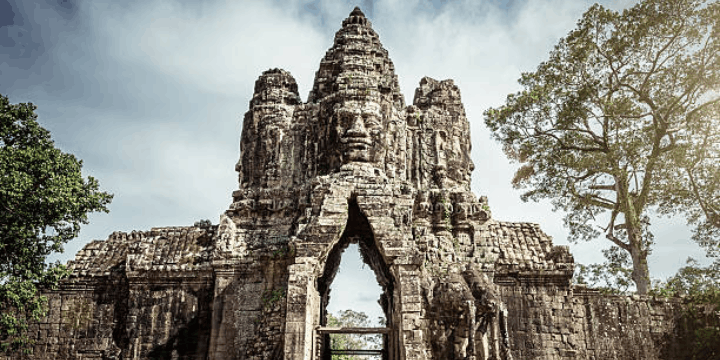 Visi Raja Jayavarman VII, Kebangkitan dari Abu Peperangan di Angkor Thom