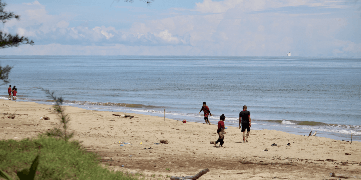 Geografi Unik Pantai Seri Kenangan, Daratan Terhimpit Dua Perairan