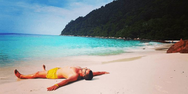 Keindahan Pantai Pasir Putih di Long Beach dan Teluk Dalam