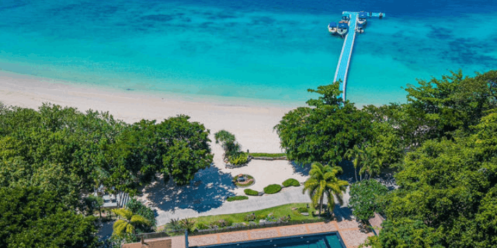 Keunikan Pasir Putih, Sensasi Berjalan di Atas Awan