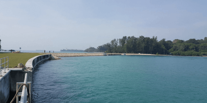 Melintasi Jembatan Menuju Pulau Lazarus