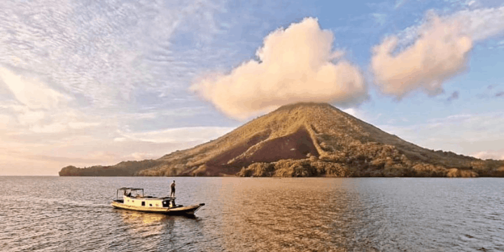 Mendaki Gunung Api Banda, Tantangan Menuju Puncak Keindahan