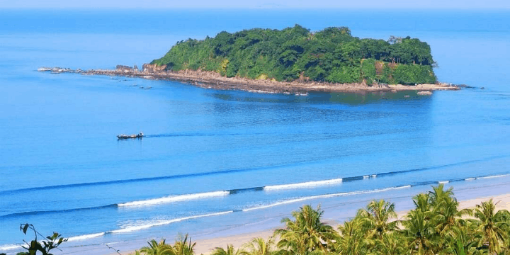 Menjelajahi Daratan Pulau, Mendaki Batuan dan Spot Foto Terbaik
