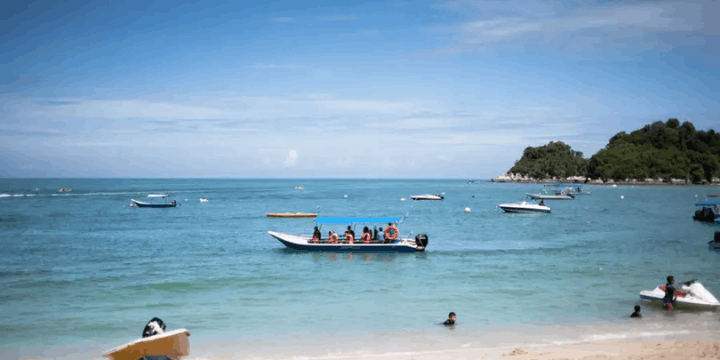 Cara Hemat Berkeliling Pulau, Sewa Motor vs Taksi Merah
