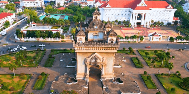 Taman Patuxai dan Keajaiban Air Mancur Menari